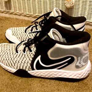 I’m selling Nike KD Trey 5 Vlll ‘white black’